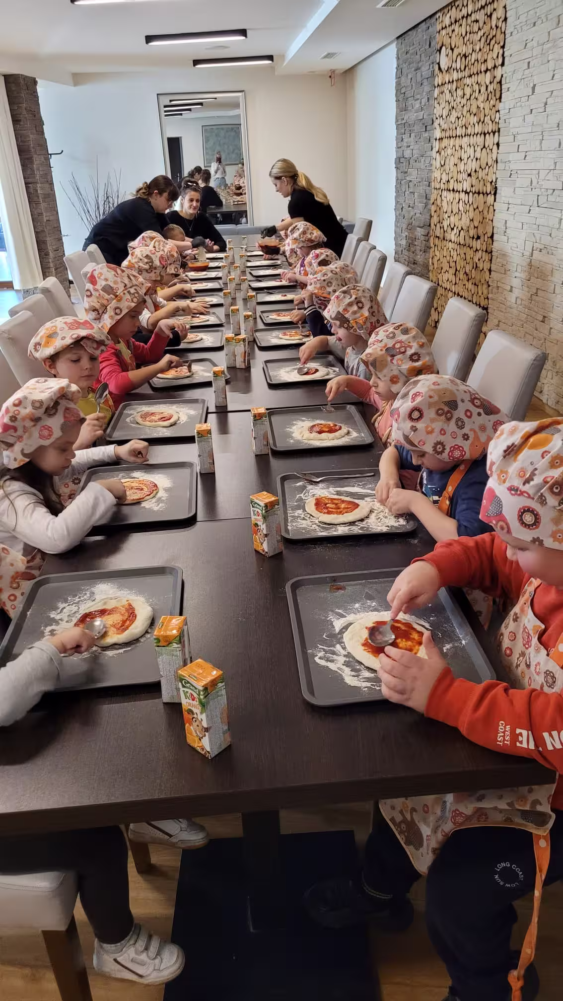 Wspólny posiłek dzieci w prywatnym przedszkolu Teddy Bear w Częstochowie