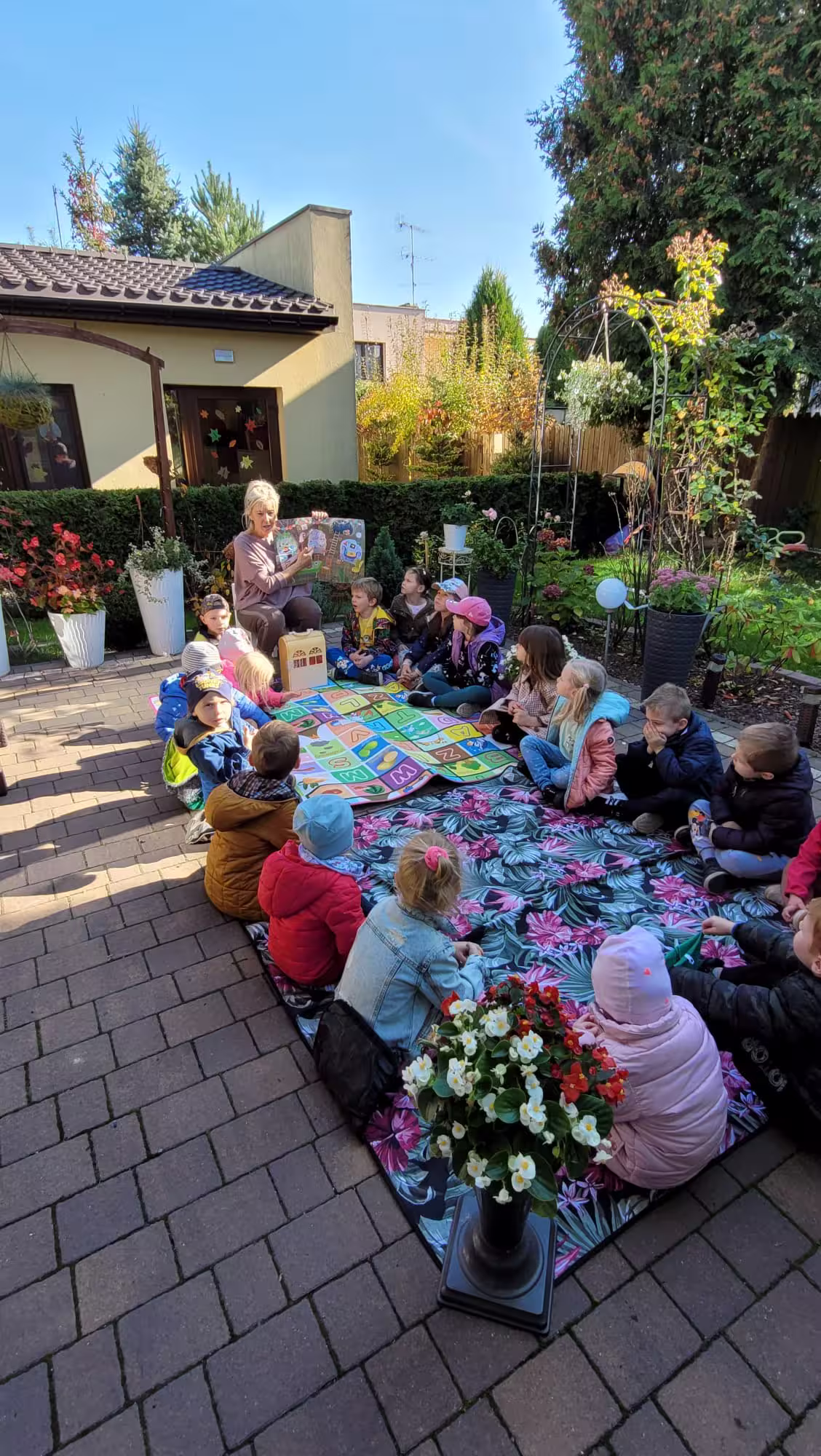 Dzieci podczas zajęć integracyjnych w ogrodzie przedszkola Teddy Bear w Częstochowie